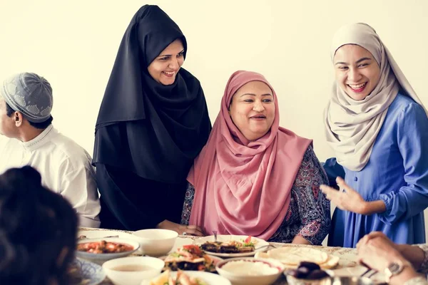 Familia Musulmana Teniendo Una Fiesta Ramadán — Foto de Stock
