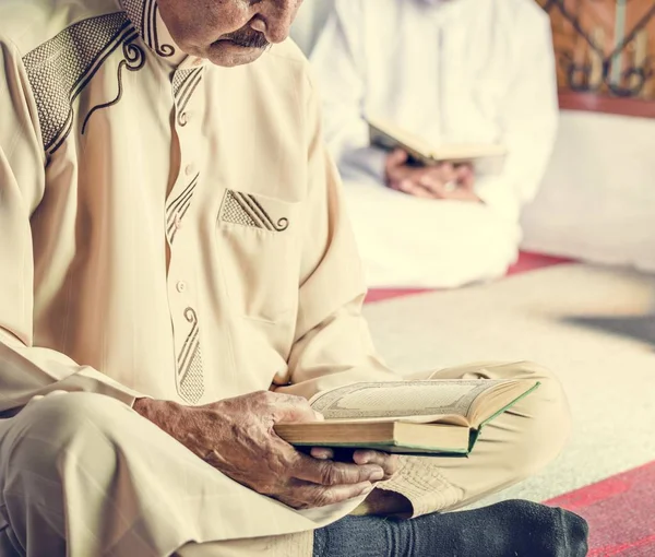 Muzułmanie Czytanie Koranu — Zdjęcie stockowe