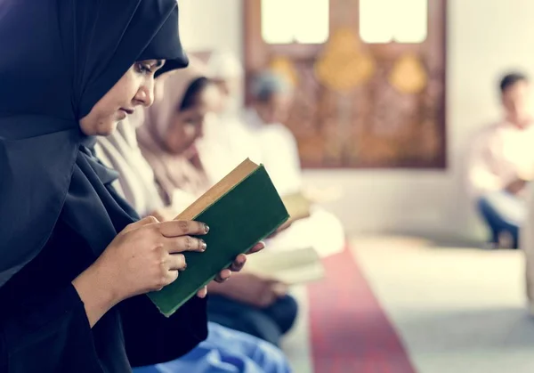 Müslümanlar Cami Kuran Okuma — Stok fotoğraf