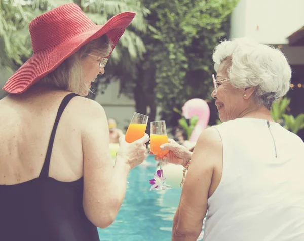 Senior Couple Women Orange Juice Pool Together — Stock Photo, Image