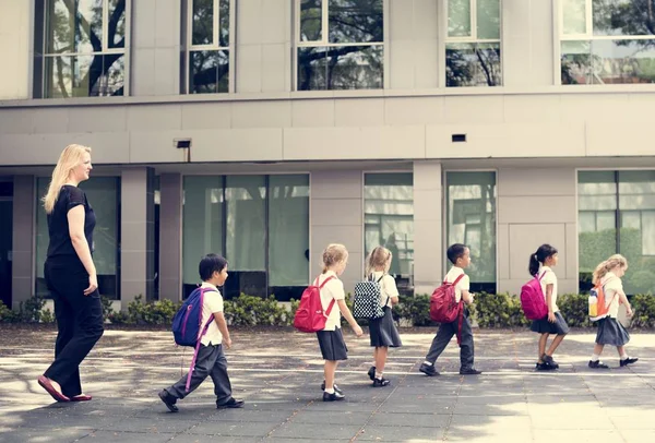 Bambini Felici Alla Scuola Elementare — Foto Stock