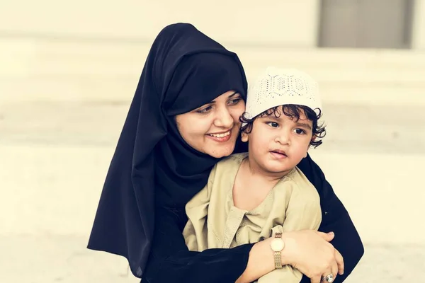 Muslimische Mutter Und Ihr Sohn — Stockfoto