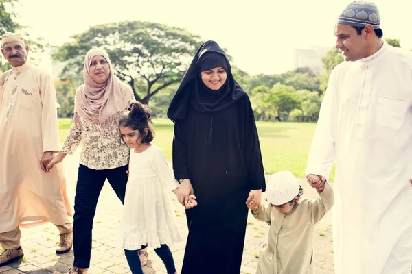 Мусульманської Родини Маючи Добре Провести Час Відкритому Повітрі — стокове фото