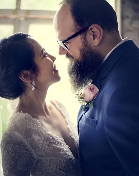 Closeup Της Νύφης Και Του Γαμπρού Στέκεται Μαζί Αγάπη — Φωτογραφία Αρχείου