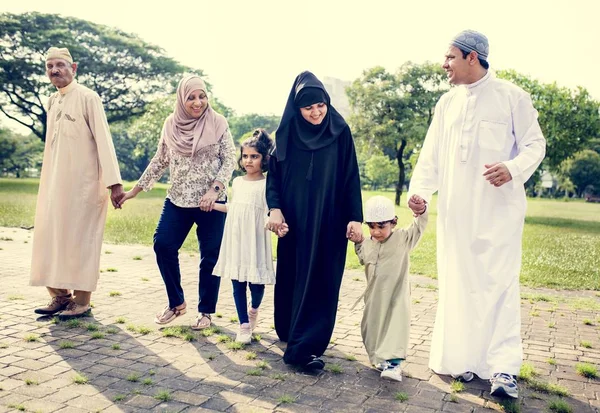 Muslim Keluarga Memiliki Waktu Yang Baik Luar Ruangan — Stok Foto