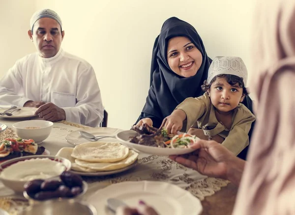 Família Muçulmana Tendo Uma Festa Ramadã — Fotografia de Stock