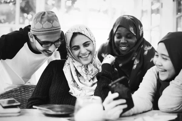 Groupe Étudiants Musulmans Utilisant Des Téléphones Portables — Photo