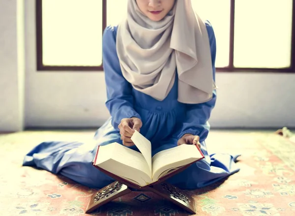 Mujer Musulmana Leyendo Del Quran — Foto de Stock