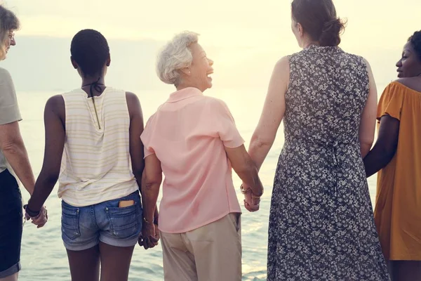 Bakifrån Olika Ledande Kvinnor Hålla Händerna Tillsammans Stranden — Stockfoto