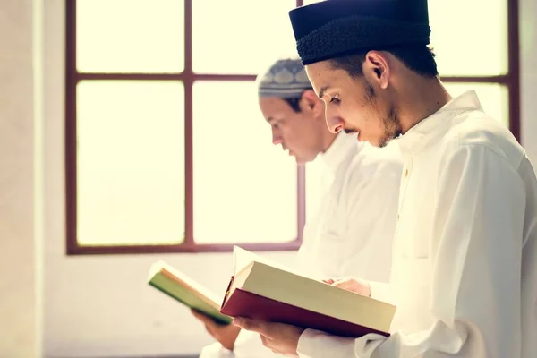 Мусульмане Читающие Курана — стоковое фото