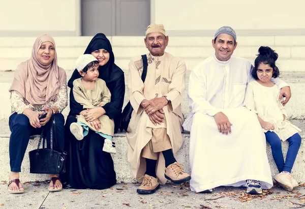 Мусульманская Семья Сидит Вместе Улице — стоковое фото