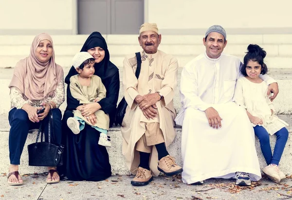 Família Muçulmana Sentada Livre — Fotografia de Stock