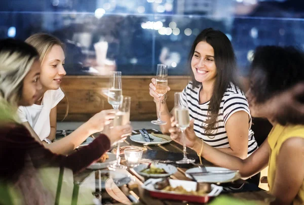 Freundinnen Beim Gemeinsamen Abendessen Einer Bar Auf Dem Dach — Stockfoto
