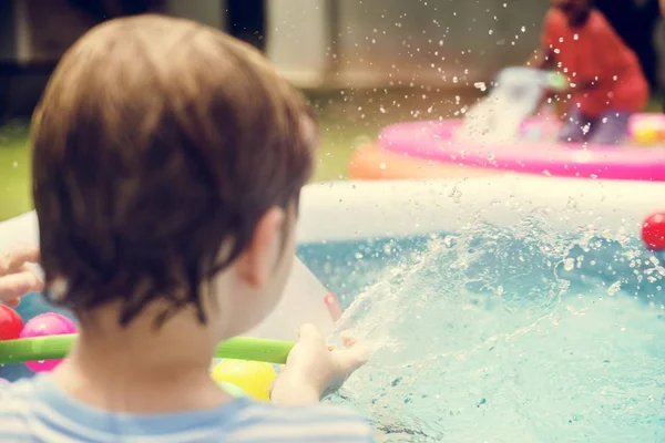 Vista Trasera Niño Caucásico Joven Piscina Inflable — Foto de Stock