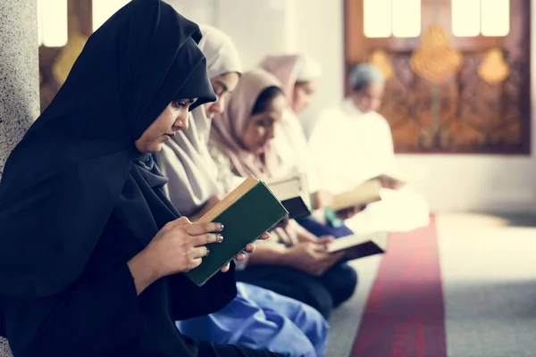 Muslimische Frauen Beten Tashahhud Haltung — Stockfoto