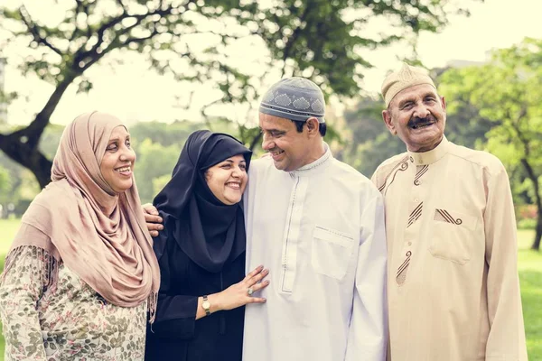 Мусульманская Семья Хорошо Проводит Время Открытом Воздухе — стоковое фото