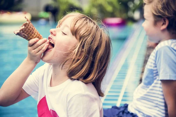 プールでアイスクリームを食べる白人の女の子のクローズ アップ — ストック写真