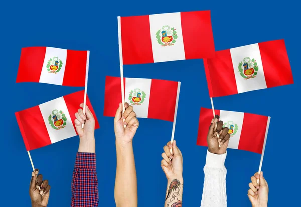 Χέρια Που Κυματίζουν Τις Σημαίες Του Περού — Φωτογραφία Αρχείου