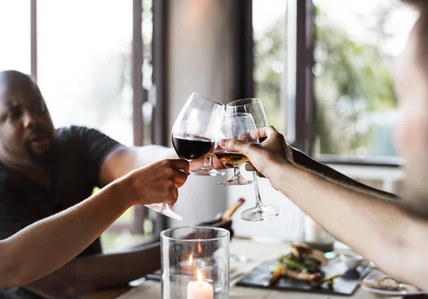 Φίλοι Πίνοντας Κρασί Ένα Εστιατόριο — Φωτογραφία Αρχείου