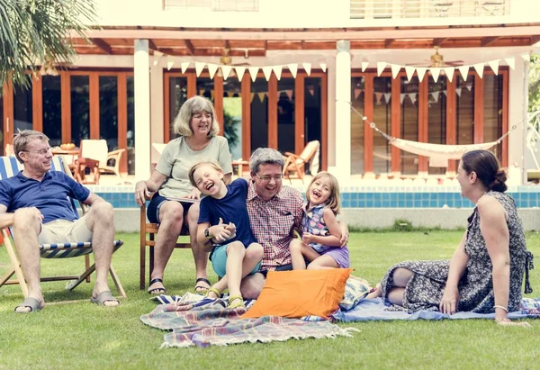 Caucásico Familia Disfrutando Verano Juntos Patio Trasero —  Fotos de Stock