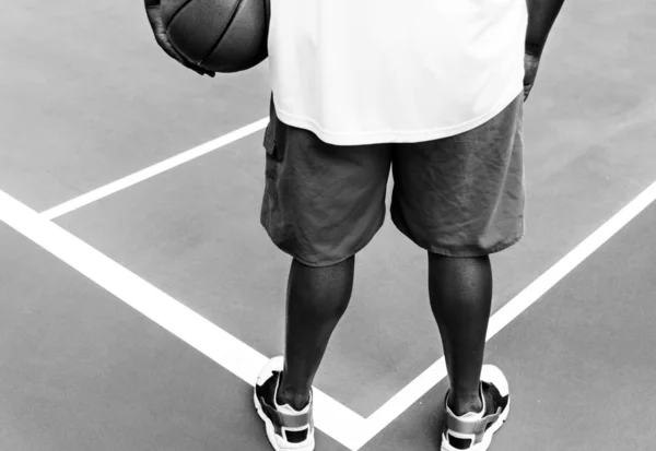 Homem Africano Quadra Basquete Segurando Bola Preto Branco Foto — Fotografia de Stock