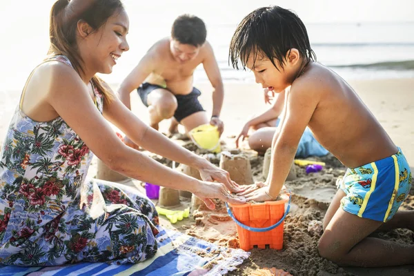 Famiglia Asiatica Che Gioca Spiaggia — Foto Stock