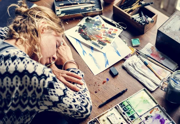 Gros Plan Artiste Femme Faisant Une Sieste Sur Table Travail — Photo