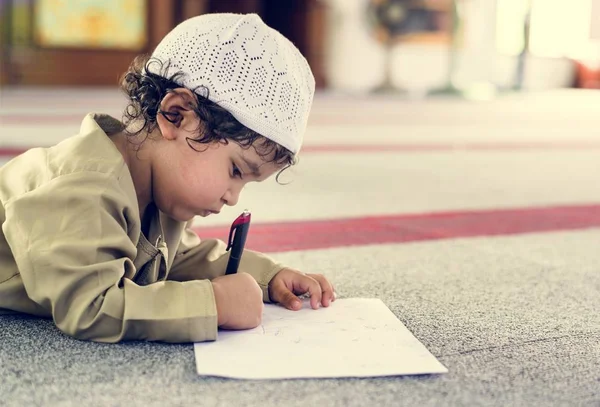 Ragazzo Musulmano Apprendimento Una Moschea — Foto Stock