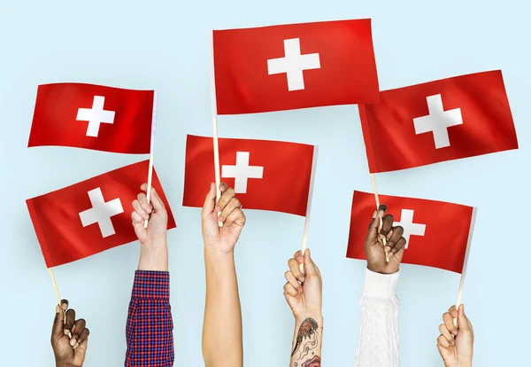 Χέρια Που Κυματίζουν Τις Σημαίες Της Ελβετίας — Φωτογραφία Αρχείου