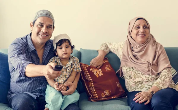 穆斯林家庭放松在家中 — 图库照片
