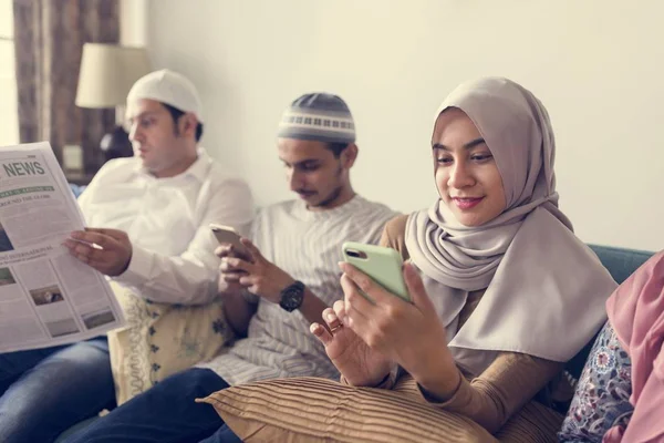 Amigos Muçulmanos Usando Mídias Sociais Telefones — Fotografia de Stock