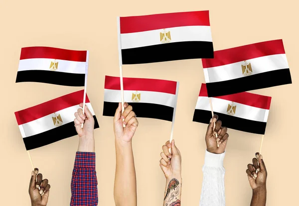 Mãos Erguendo Bandeiras Nacionais Egito — Fotografia de Stock