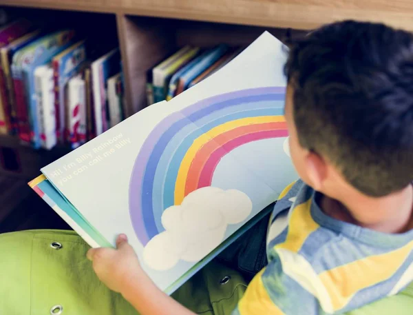 Rapaz Ler Livro Numa Biblioteca Escolar — Fotografia de Stock