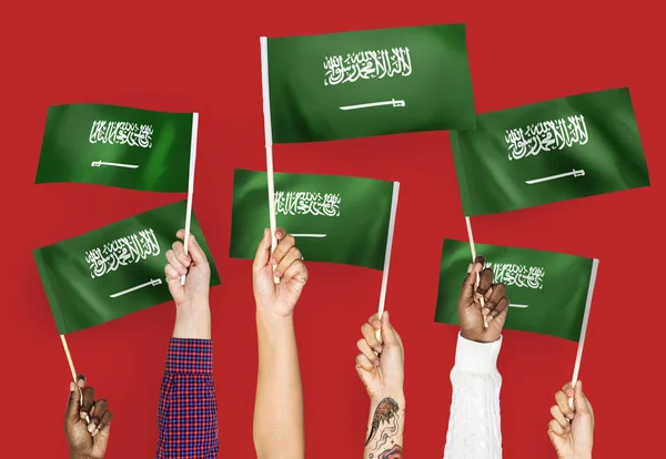 Руки Размахивают Флагами Саудовской Аравии — стоковое фото