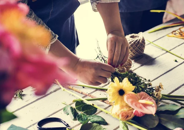 Propietario Tienda Flores Haciendo Ramo Flores — Foto de Stock