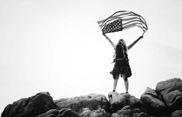 Καυκάσιος Γυναίκα Κρατώντας Μια Αμερικανική Σημαία — Φωτογραφία Αρχείου