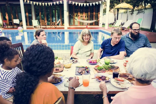 Grupo Pessoas Diversas Desfrutando Festa Churrasco Juntos — Fotografia de Stock