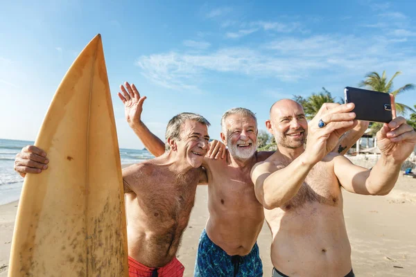 Surfer Einem Schönen Strand — Stockfoto