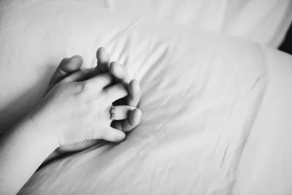 Couple Holding Hands Bed — Stock Photo, Image