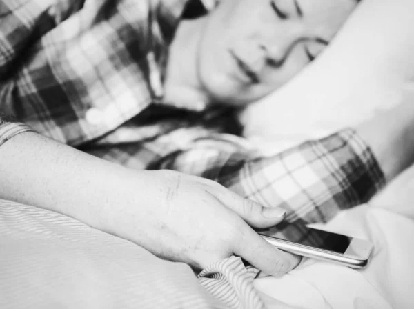 Mulher Dormindo Com Celular Mão — Fotografia de Stock