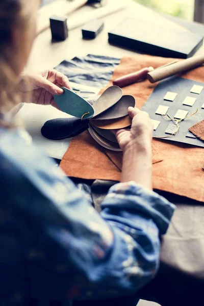 Primer Plano Del Artesano Que Elige Artesanía Cuero — Foto de Stock