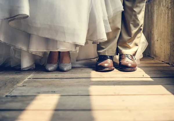 Schoenen Van Bruid Bruidegom Voeten Permanent Houten Vloer — Stockfoto