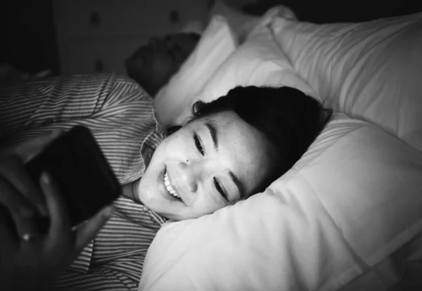 Χρήση Του Τηλεφώνου Ένα Κρεβάτι Γυναίκα Της Ασίας — Φωτογραφία Αρχείου