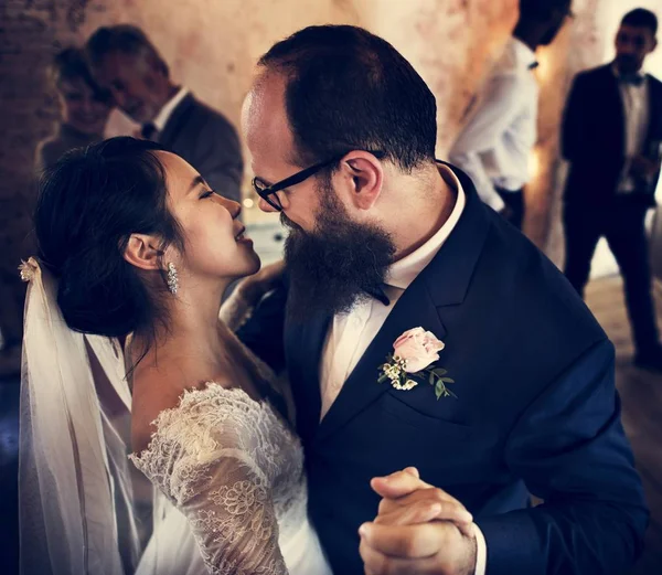 Jonggehuwde Paar Dansen Bruiloft Feest — Stockfoto