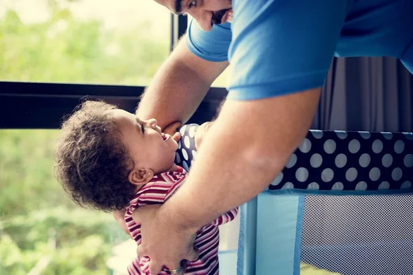 Papá Recogiendo Niña Alegre —  Fotos de Stock