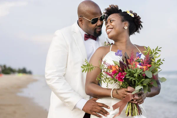 アフリカ系アメリカ人のカップルが島で結婚 — ストック写真