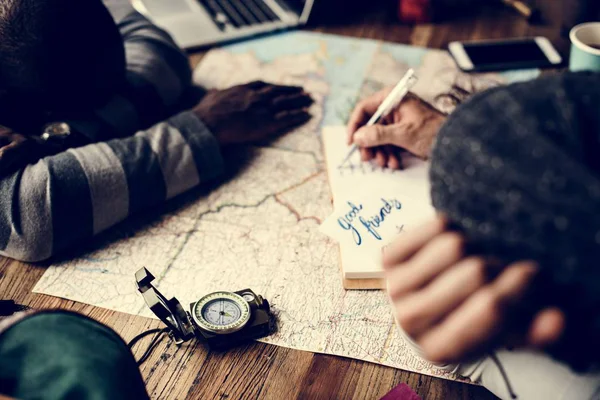 Homens Planejando Viagem — Fotografia de Stock