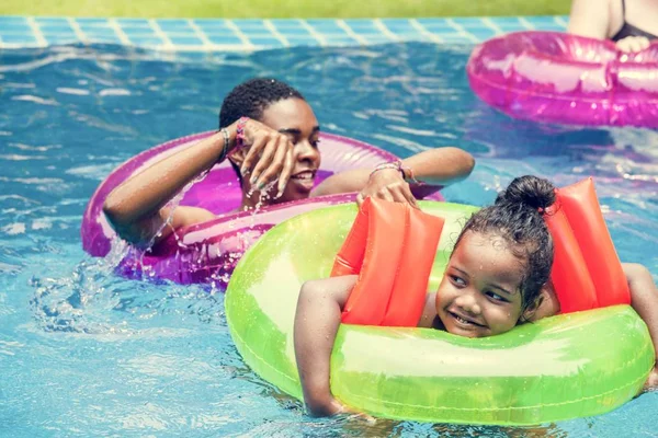 Gros Plan Mère Fille Noires Appréciant Piscine Avec Des Tubes — Photo