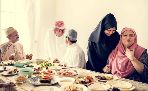举行斋月宴会的穆斯林家庭 — 图库照片