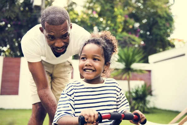 Afrodescendiente Padre Enseñando Hija Montar Bicicleta —  Fotos de Stock